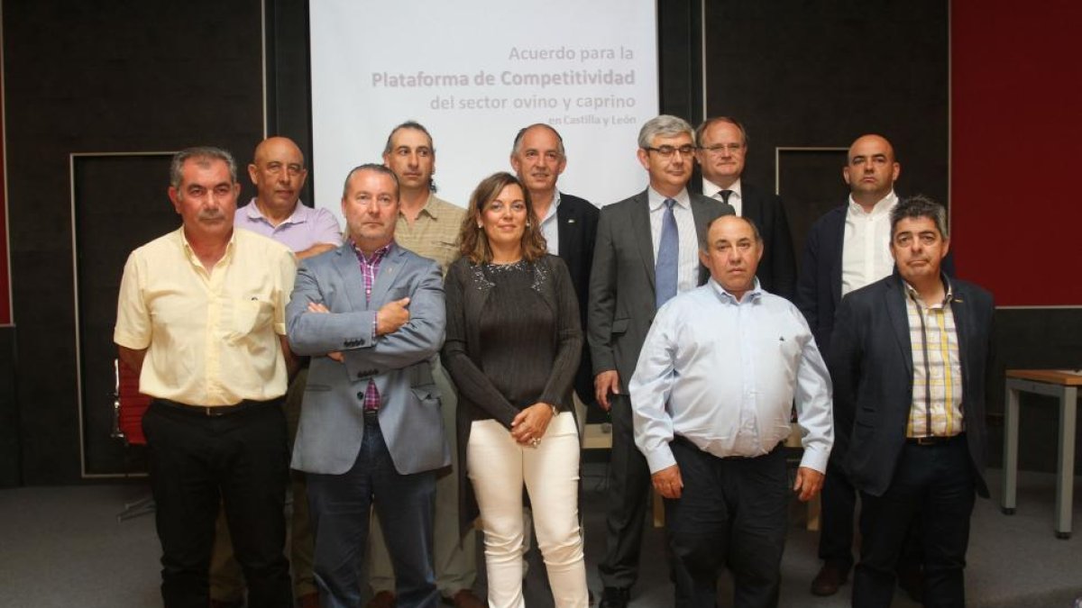 La consejera de Agricultura y Ganadería, Milagros Marcos (C), junto a los firmantes de la Plataforma de Competitividad Productiva del Ovino y Caprino.-ICAL