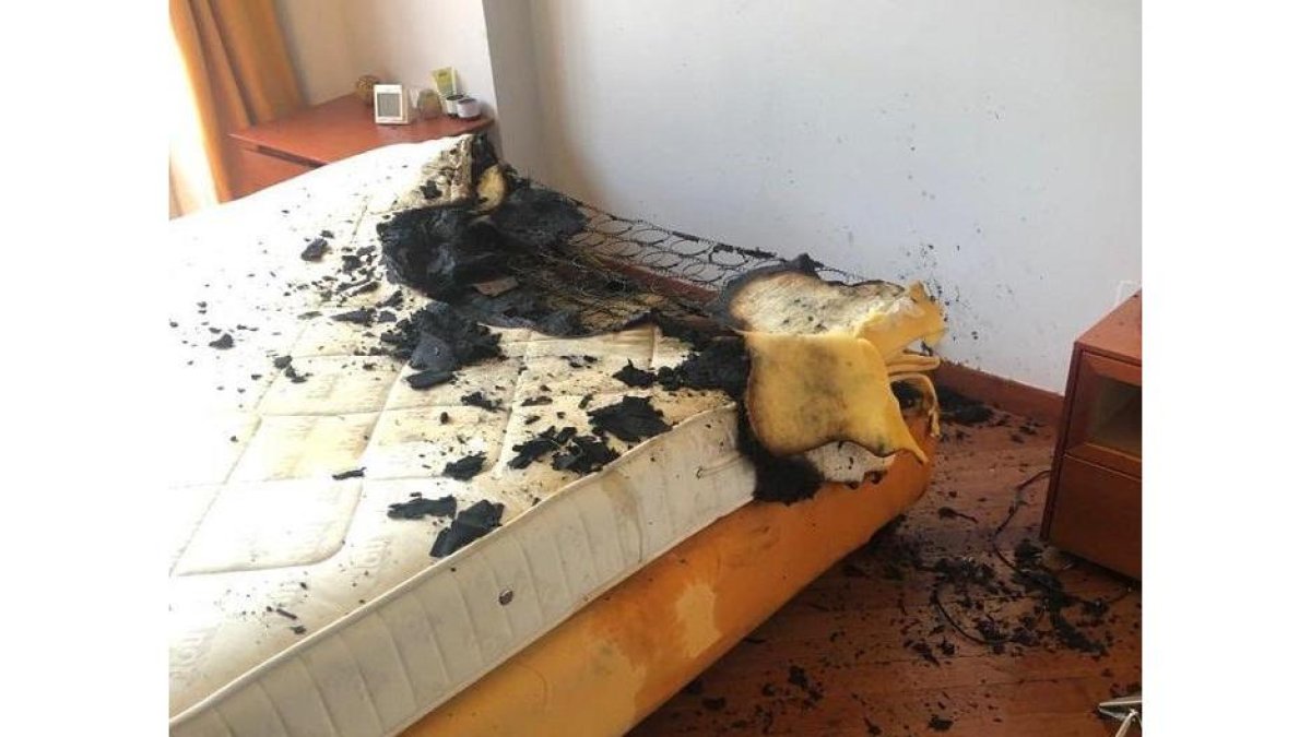 Estado del colchón tras el incendio-BOMBEROS VALLADOLID