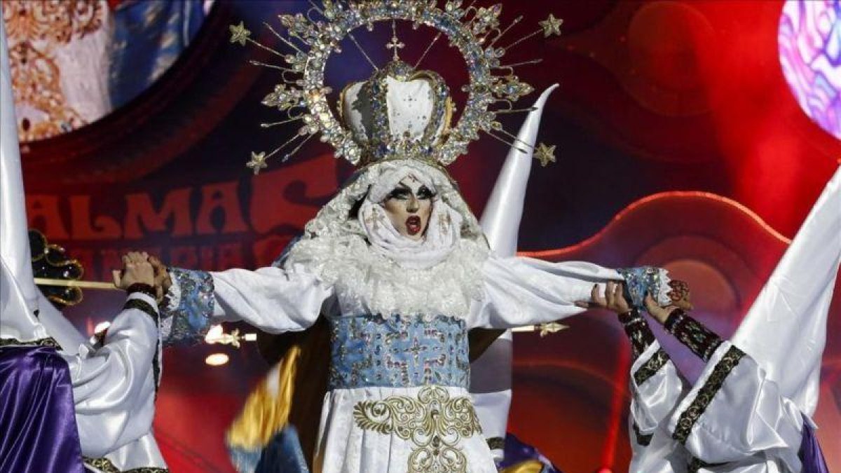La 'drag' Sethlas, en pleno 'show' titulado 'Mi cielo, yo no hago milagros. Que sea lo que Dios quiera', con el que ganó el polémico concurso del Carnaval de la Eterna Primavera en Las Palmas de Gran Canaria.-Elvira Urquijo