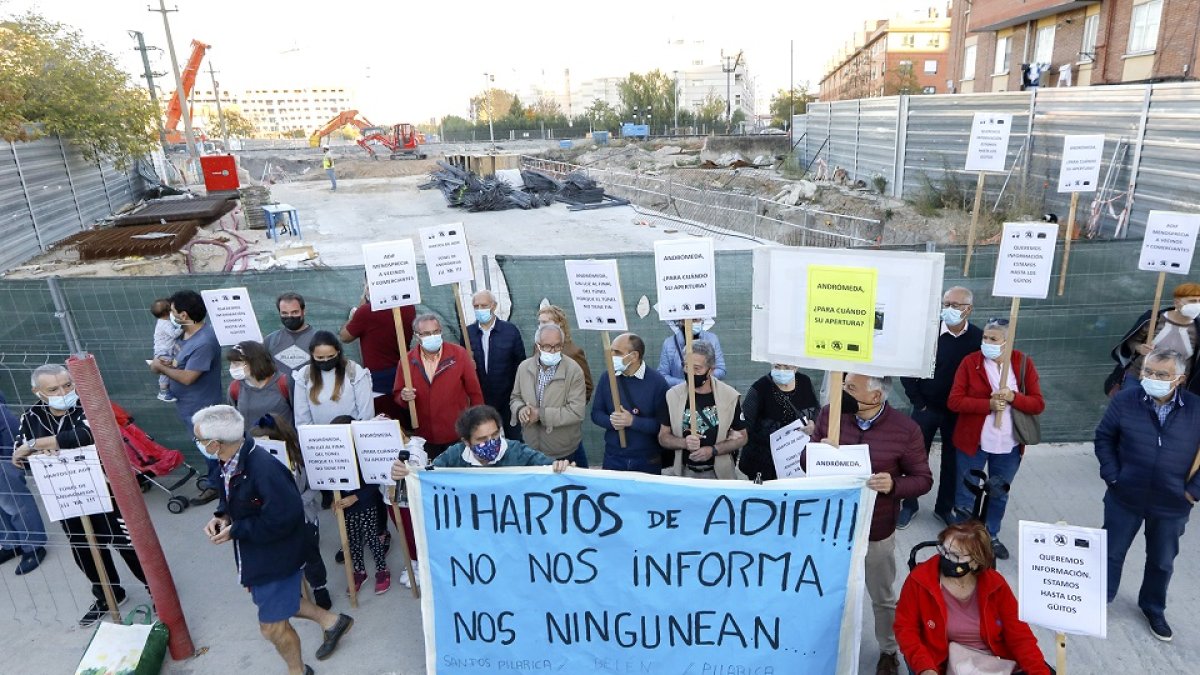 Vecinos concentrados en la plaza Aviador Gómez Barco. J.M. LOSTAU