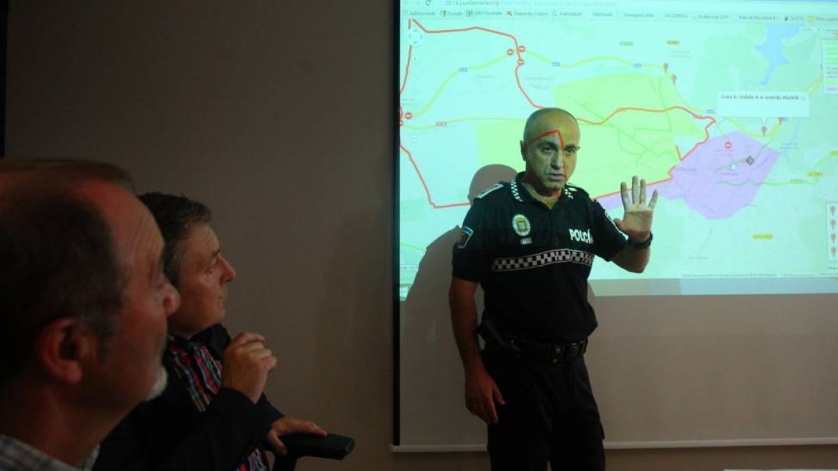 El Mayor de la policía municipal de Ponferrada (León), Arturo Pereira, durante la presentación de los protocolos del plan de movilidad para el Mundial de Ciclismo-Ical