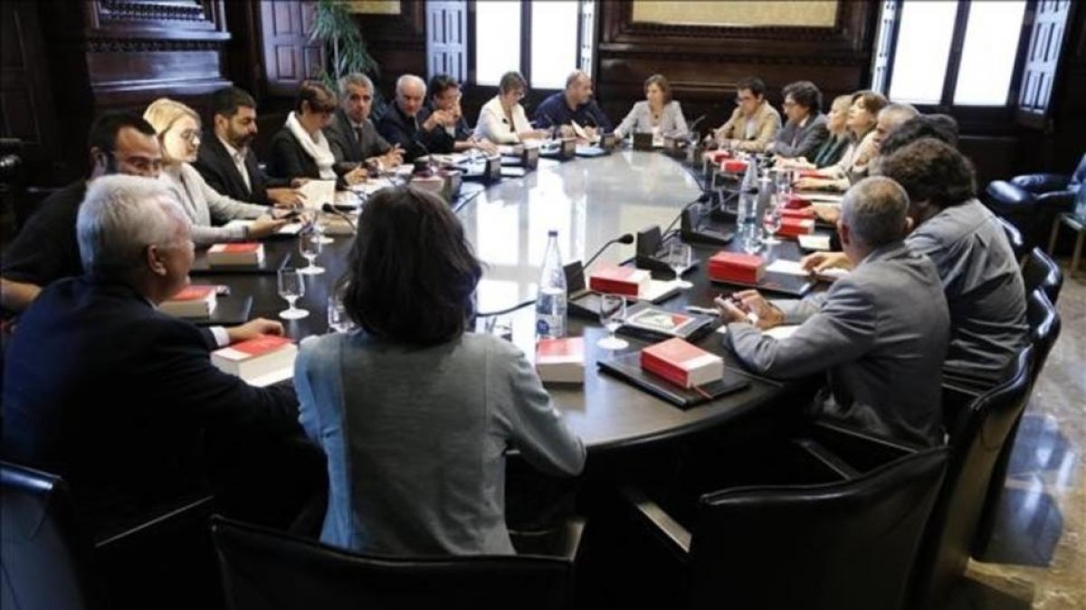 Imagen de la reunión de la Mesa del Parlament y de la Junta de Portavoces este viernes-JOSEP RAMON TORNE