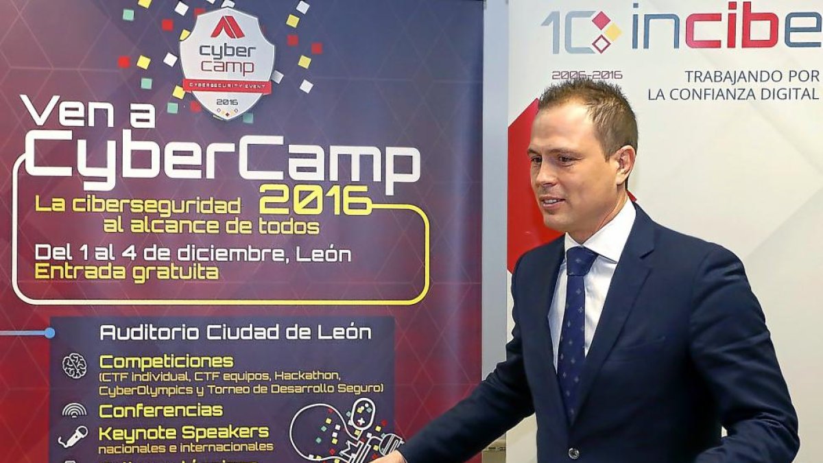 El director general del Instituto Nacional de Ciberseguridad, Alberto Hernández, presenta CyberCamp 2016.-ICAL