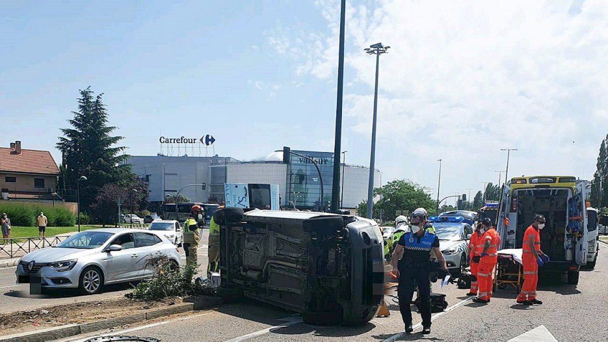 Accidente de tráfico entre un turismo y una furgoneta en la avenida de Zamora de Valladolid. - ICAL