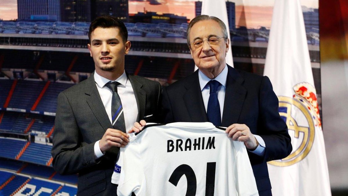 Brahim Díaz posa con la camiseta del Madrid junto a Florentino Pérez.-X01625