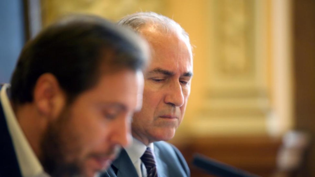 El concejal de Hacienda, Antonio Gato (D), junto al alcalde Óscar Puente.-ICAL