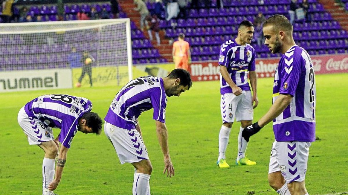 Jugadores blanquivioleta abatidos en Zorrilla, tras una de sus quince derrotas.-J. M. LOSTAU