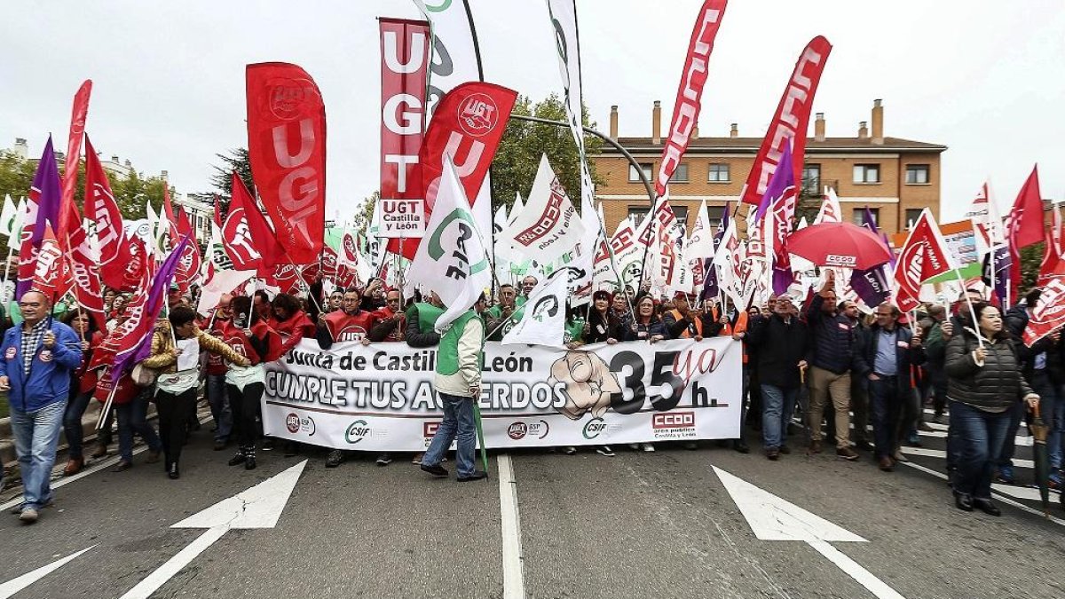 Cerca de 1.500 empleados del sector público de la Comunidad se concentraron ayer en la sede de la Presidencia, en Valladolid, para pedir la jornada de las 35 horas.-ICAL