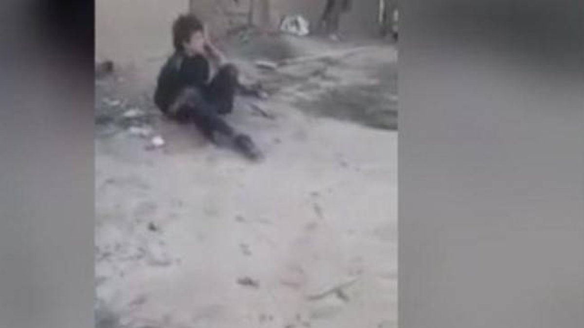 El niño iraquí, momentos antes de ser ejecutado.-