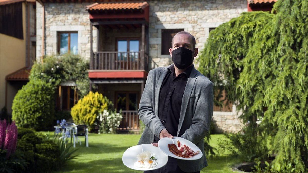 EL cocinero Roberto García en el jardín del restaurante El Milano Real.