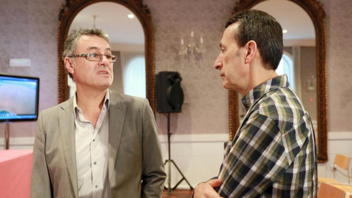 Presentación del I Curso de Cine y Patrimonio. En la imagen, Jaime Nuño (I), director del Centro de Estudios del Románico, y Javier Castán Lanaspa (D), director de la actividad.-ICAL