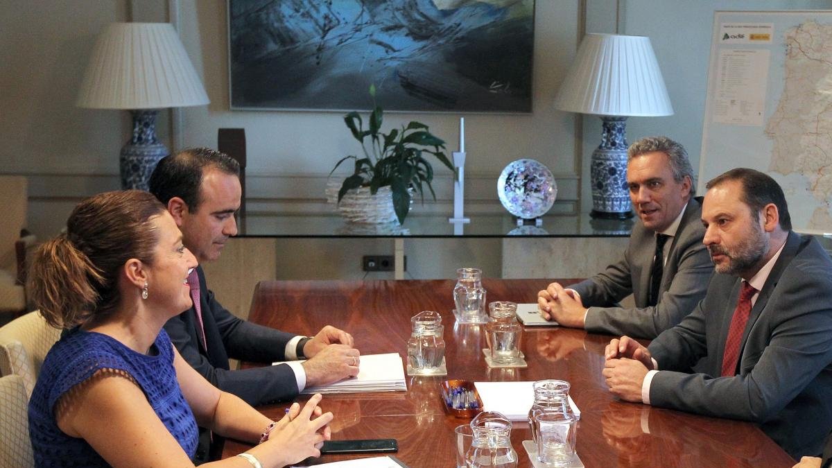 Un momento de la reunión entre el ministro y la delegada del Gobierno en Castilla y León.-E.M.