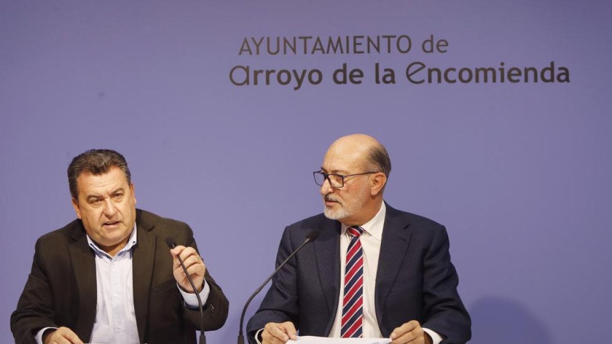José Manuel Barrio, alcalde de Arroyo y el concejal de Hacienda, Víctor Bartolomé anuncian los presupuestos.-J.M LOSTAU