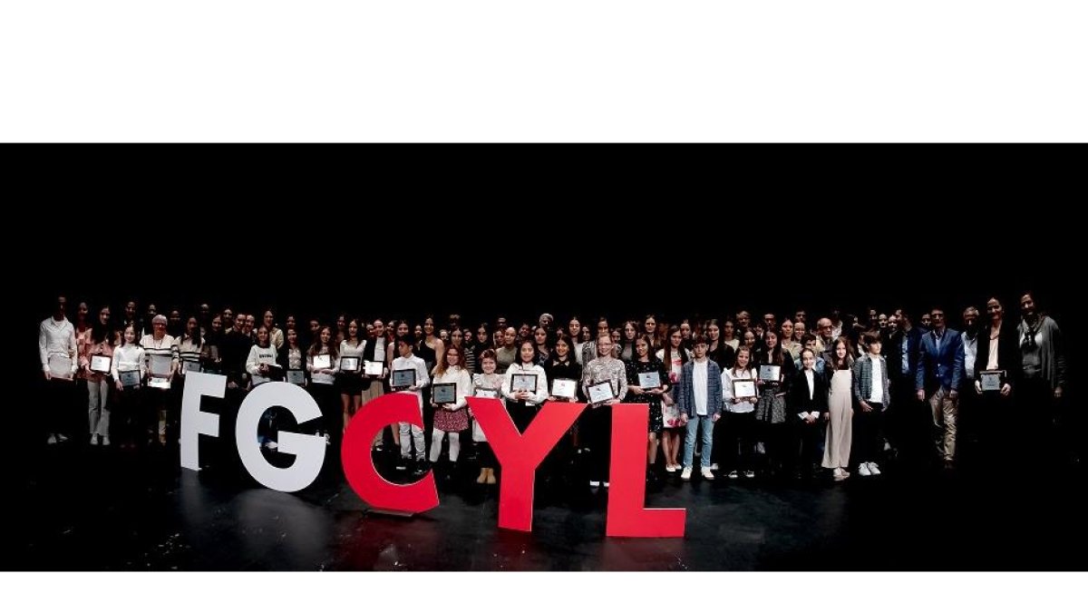 Foto de familia de la última Gala de la gimnasia de castilla y León. / EL MUNDO