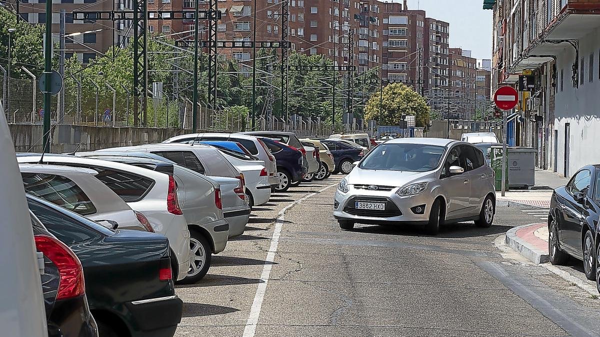 La calle La Vía abarrotada de vehículos estacionados en su zona blanca.-PABLO REQUEJO (PHOTOGENIC)
