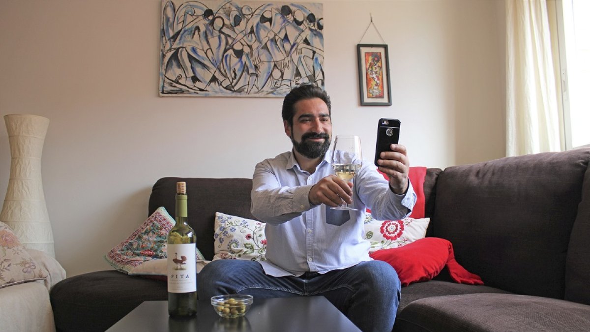 Emilio Pita, en el salón de su casa, disfrutando de una copa de Pita blanc