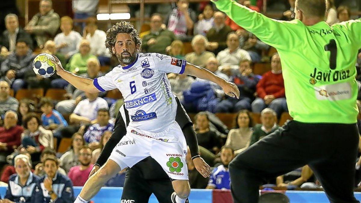 Juanín ante Javi Díaz.-J. FERNÁNDEZ