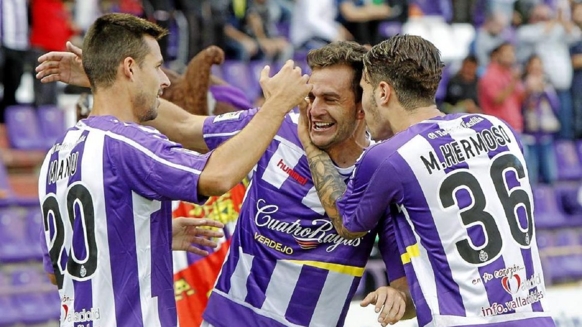 Villar es felicitado por Hermoso y Del Moral tras culminar el mayestático gol colectivo ante el Mirandés.-J.M. Lostau