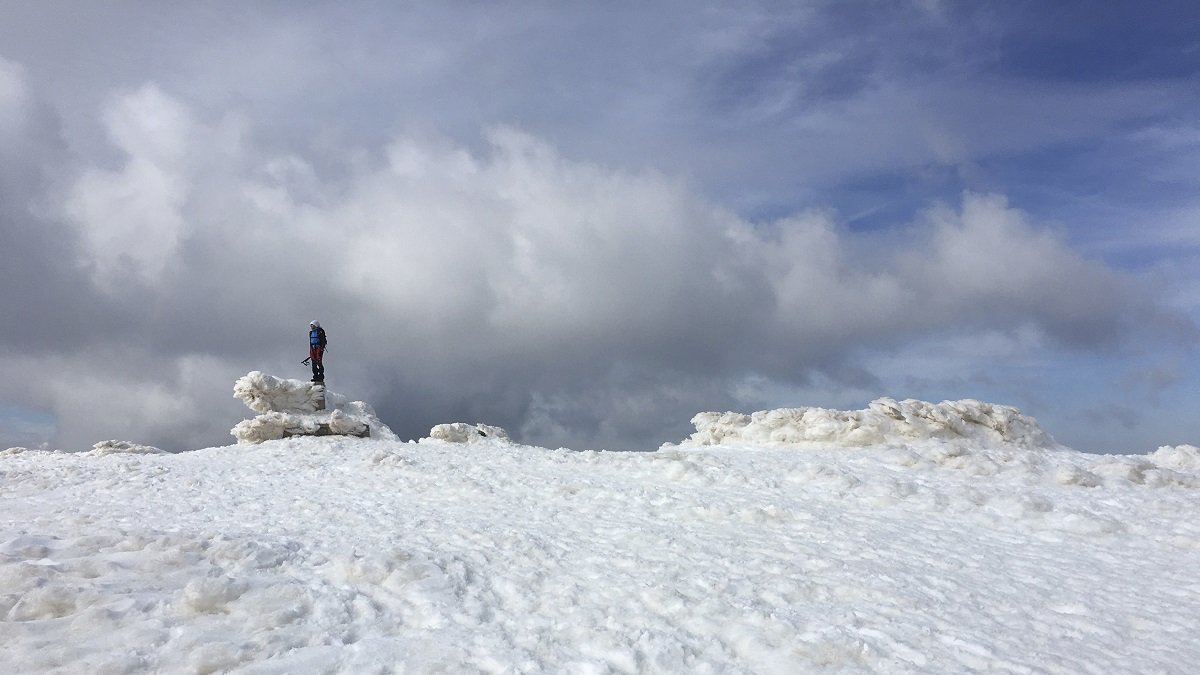 La cumbre del Moncayo, todavía cubierta por las nieves del invierno.- N.S.