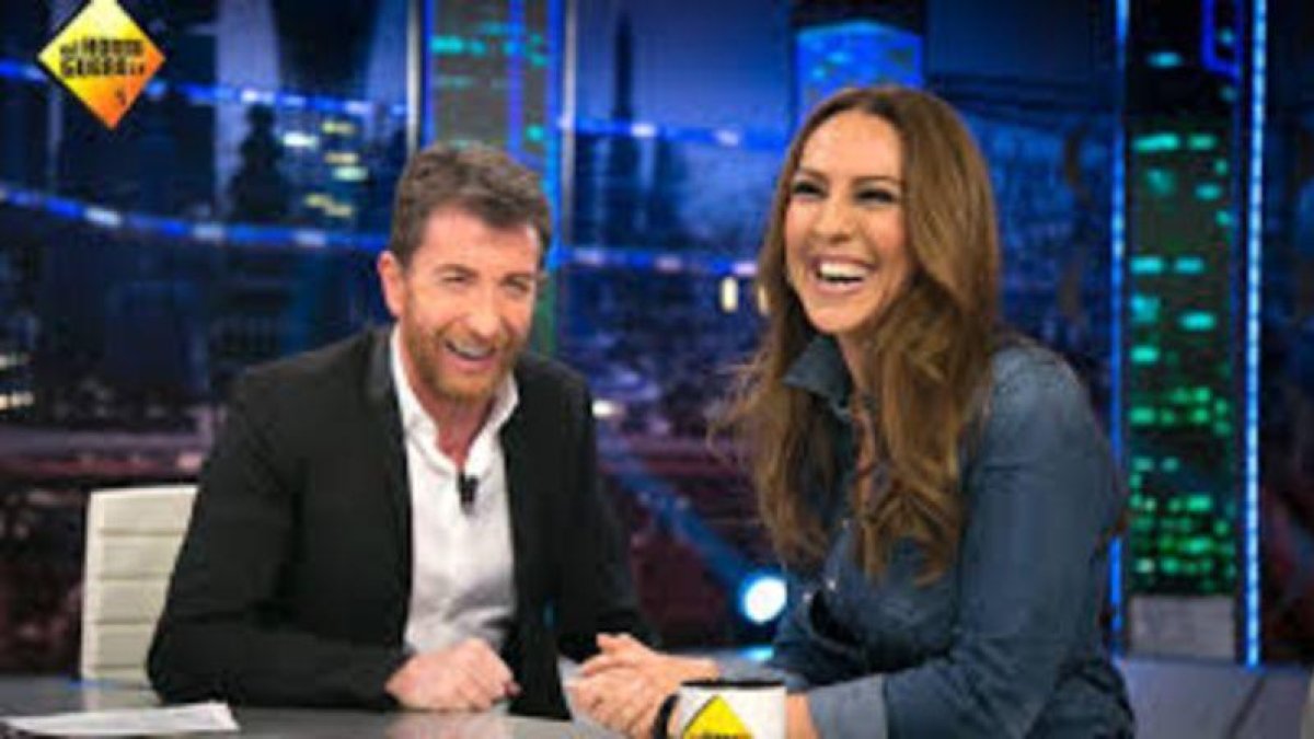 Pablo Motos, con Mónica Naranjo, en 'El hormiguero'.-ATRESMEDIA
