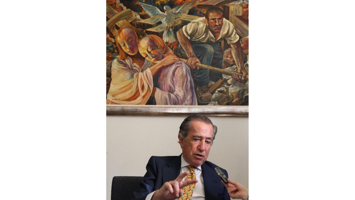 El psiquiatra Enrique Rojas, antes de la clausura de la V Jornada sobre Esquizofrenia organizada por el centrosociosanitario de las Hermanas Hospitalarias en Palencia.-ICAL