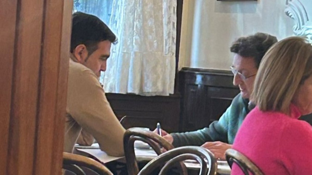 Javier García Bartolomé y José Luis Lara, reunidos en un bar de Valladolid.- E. M.