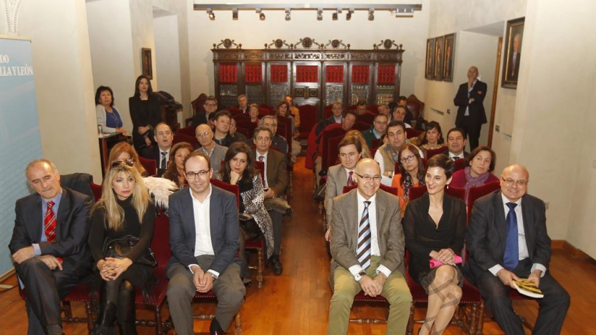 Público asistente a la presentación del libro en la sala de recepciones del Palacio Pimentel, sede de la Diputación.-J. M. Lostau