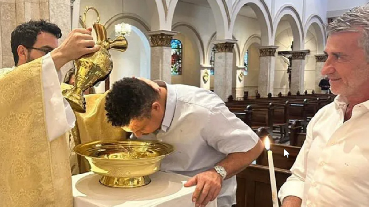 Ronaldo recibe el bautismo en Brasil. / INSTAGRAM