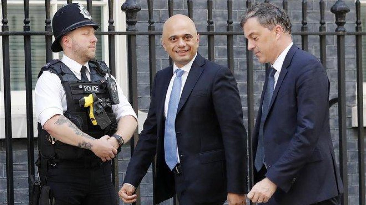 El ministro de Economía, Sajid Javid, a su llegada a la primera reunión en Downing Sreet.-FRANK AUGSTEIN (AP)