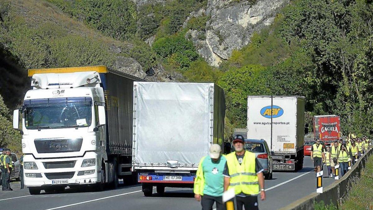 Marcha de protesta en la N-1 para demandar el paso del transporte pesado por la autopista A-1.-ICAL