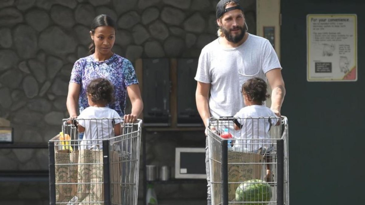 Zoe Saldana, con su marido, Marco Perego, y sus hijos, Cy y Bowie, a su salida de un supermercado de Los Ángeles-GTRES