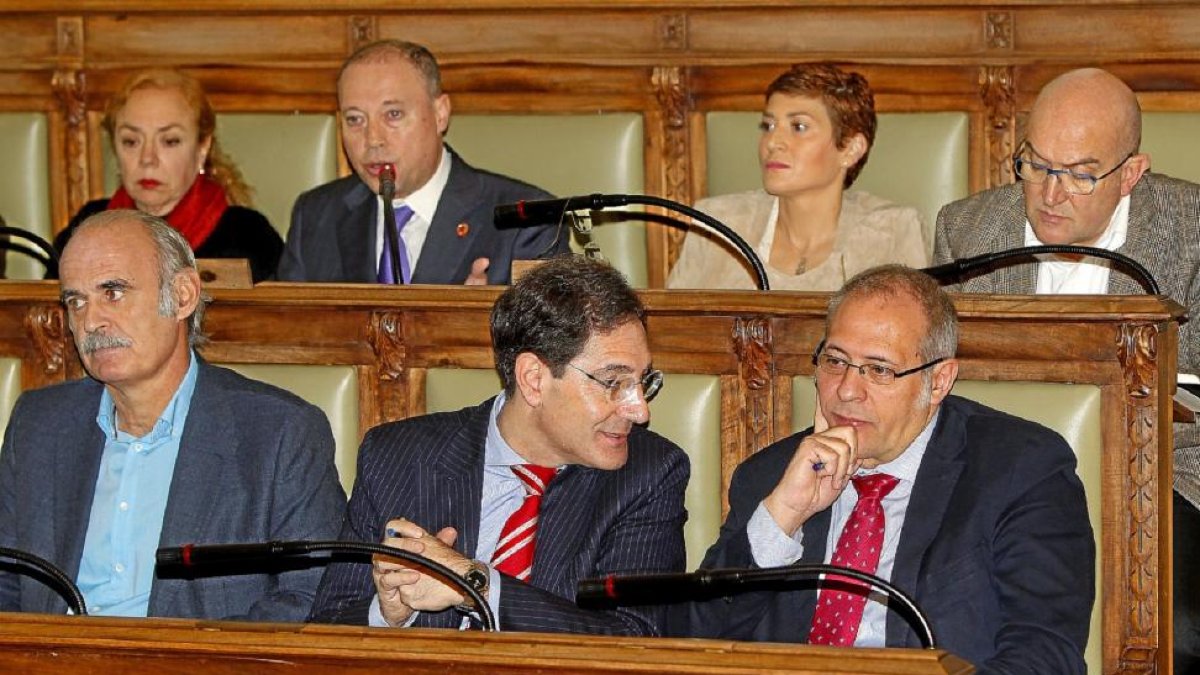 Bancada del Grupo Popular durante el pleno celebrado el pasado martes.-J. M. Lostau