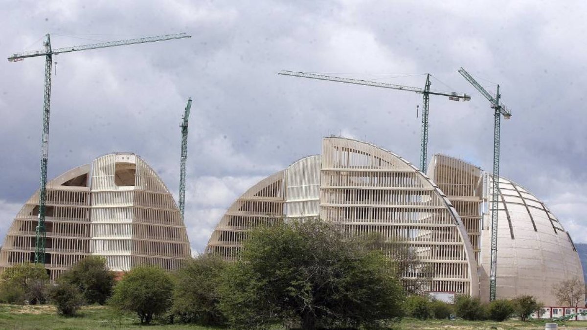 Edificios en construcción de las cúpulas de las energía, en la Ciudad del Medio Ambiente-Efe