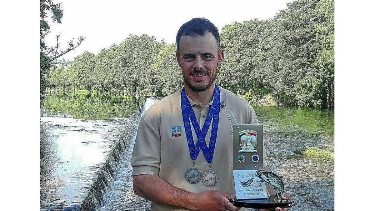 Rubén Santos Becerra muestra las dos medallas del Europeo-EL MUNDO