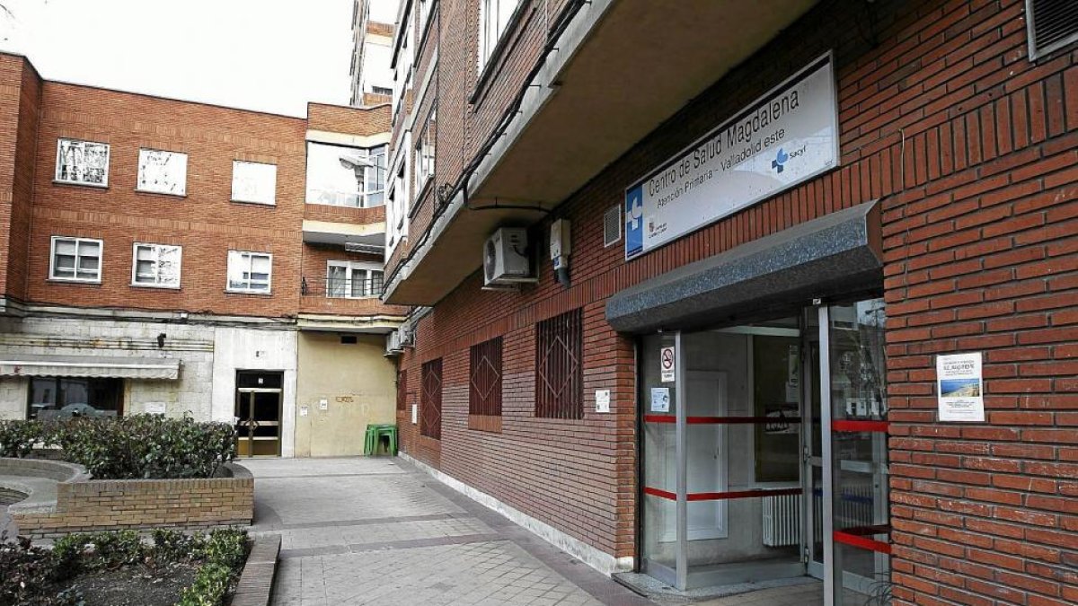 FACHADA DEL CENTRO DE SALUD ZONA ESTE. MAGDALENA.-J.M. LOSTAU