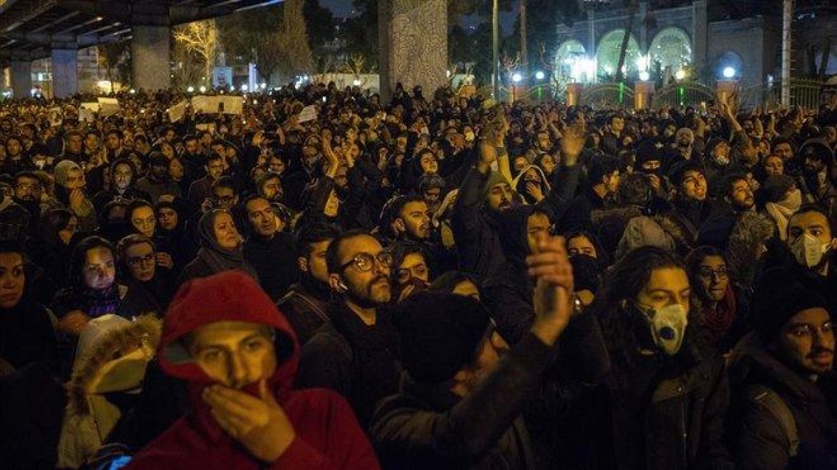 Cientos de iranís concentrados frente a la universidad Amri Kabir en Teherán para protestar por las mentiras del régimen sobre el avión ucraniano siniestrado.-DANIAL SHAIGAN