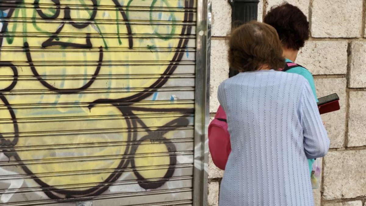 Precintado el estanco 24 horas del paseo de Zorrilla por exceso de ruido nocturno.- PHOTOGENIC