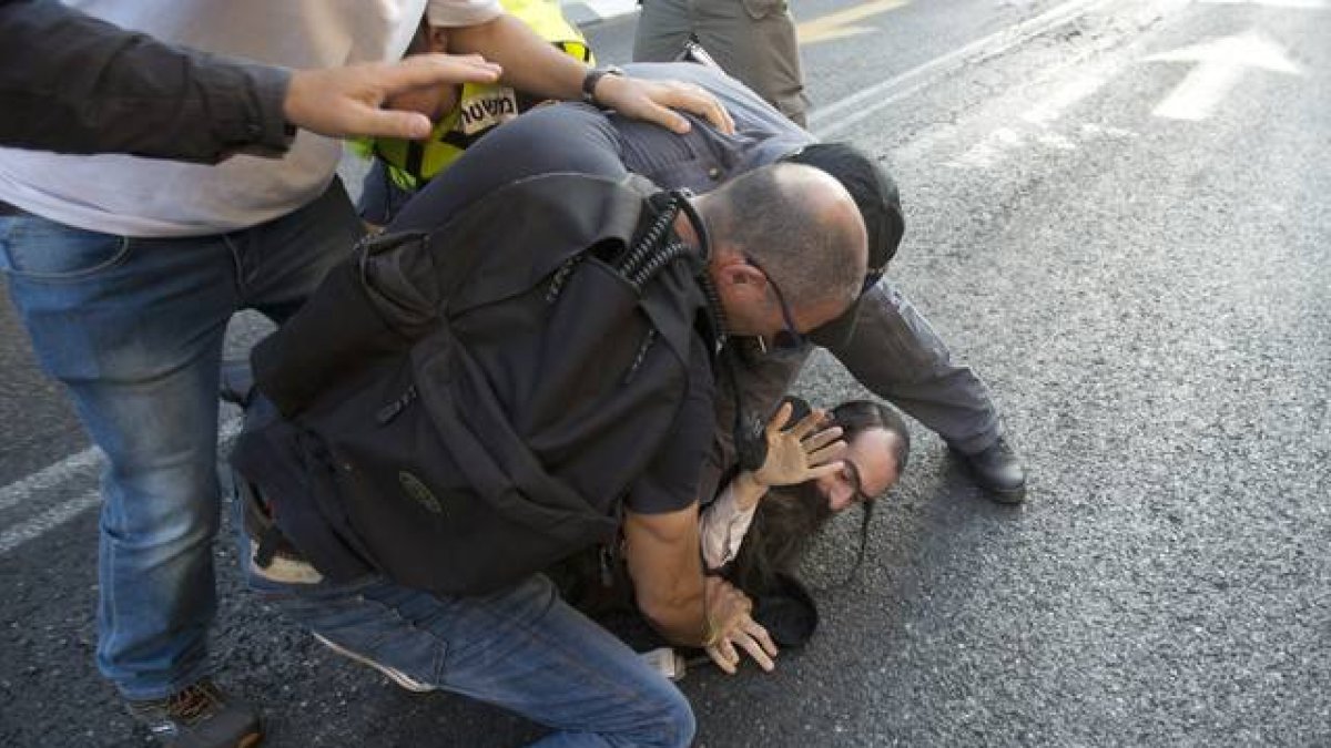 La policía detiene al judío ultraortodoxo que ha perpetrado el ataque.-Foto: AP / Sebastian Scheiner