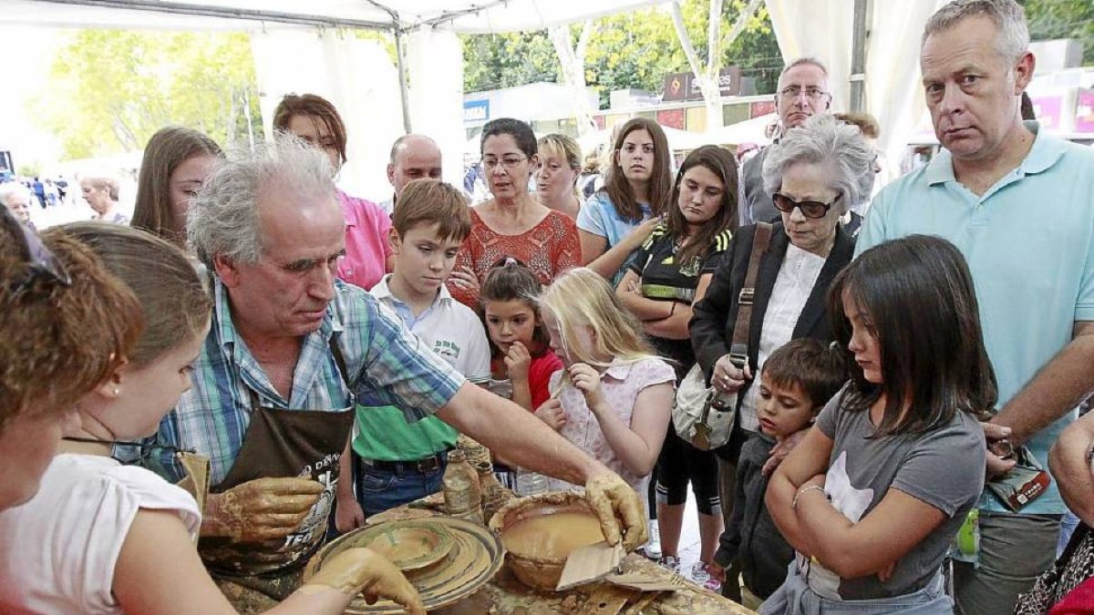 Talleres de alfarería y cerámica para todos los públicos en la Feria.-J.M. LOSTAU