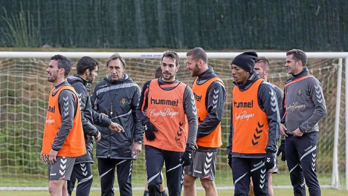 Johan Mojica, con gorro, durante el entrenamiento de ayer en los Campos Anexos.-Miguel Ángel Santos