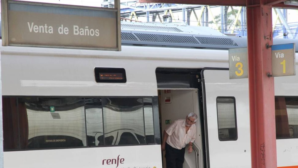 Tren parado en la estación de Venta de Baños por el incidente provocado por un intento de robo de cable.-Ical