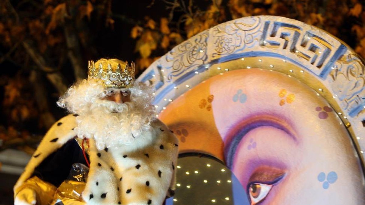 El rey Melchor durante la Cabalgata de los Reyes Magos en Valladolid-Ical
