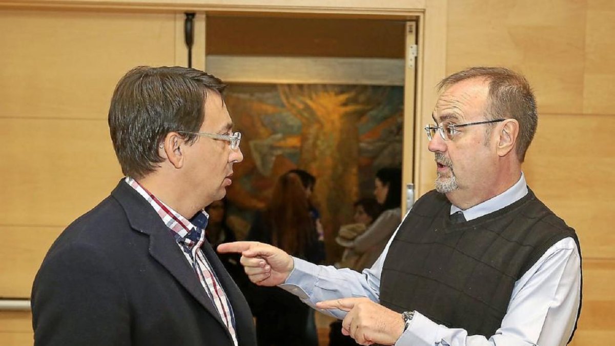 El consejero de Educación, Fernando Rey, conversa con el portavoz socialista del ramo, Fernando Pablos, en las Cortes-Ical