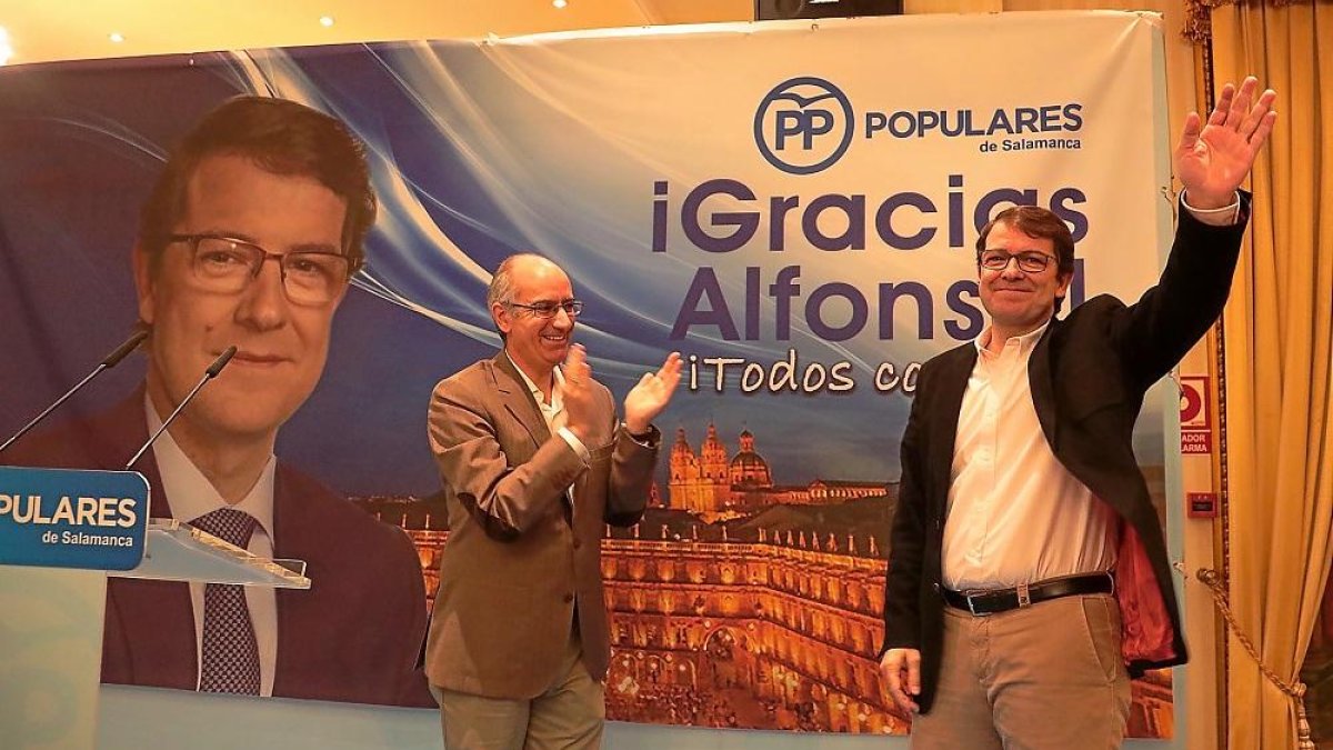 El presidente del PP de Castilla y León, Alfonso Fernandez Mañueco, y el presidente provincial, Javier Iglesias.-ICAL