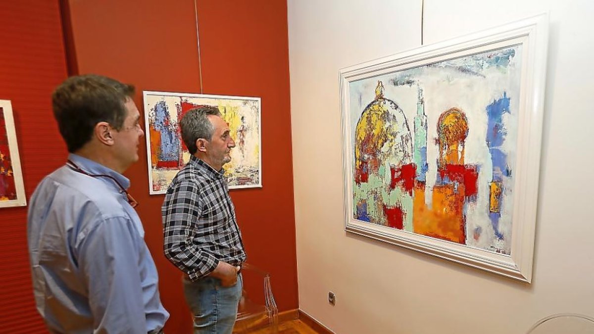 Algunos de los lienzos de Camargo expuestos en la Galería Rafael.-J. M. LOSTAU