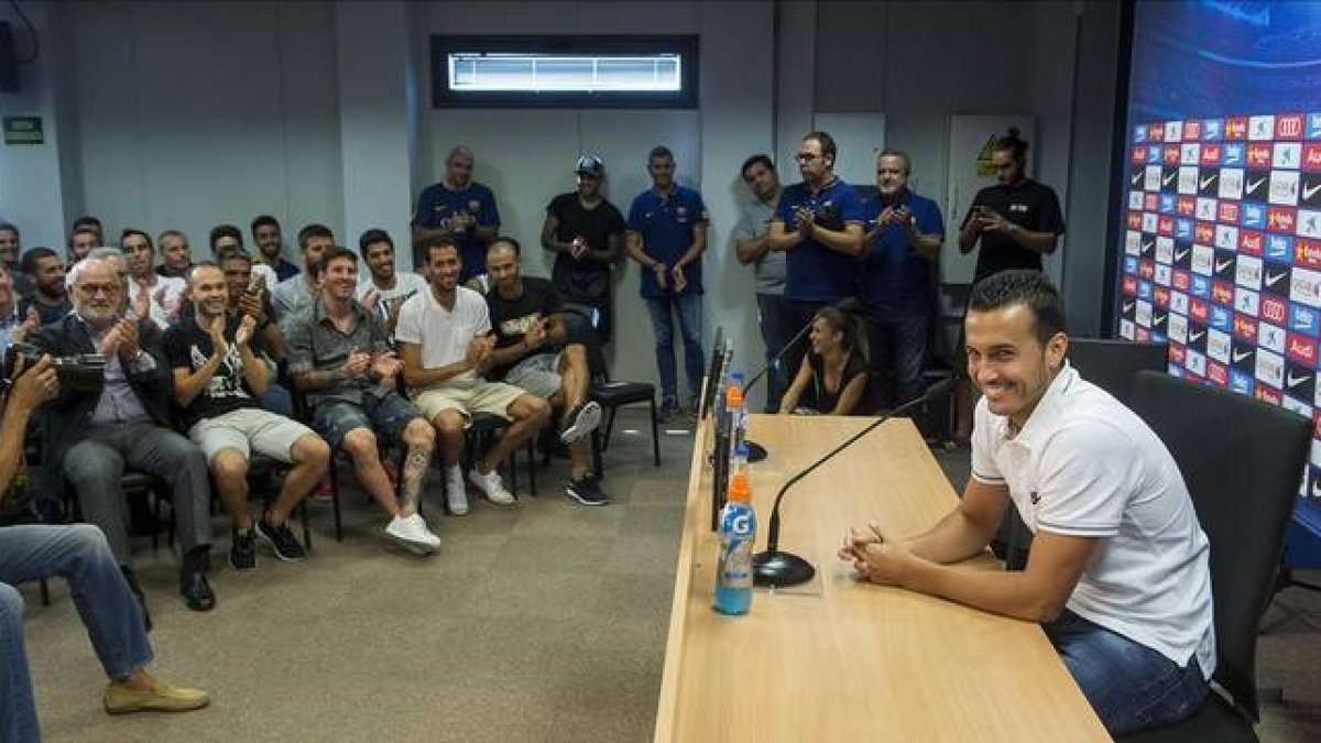 Pedro, con toda la plantilla delante, en su despedida en la ciudad deportiva del Barça.-Foto: JORDI COTRINA
