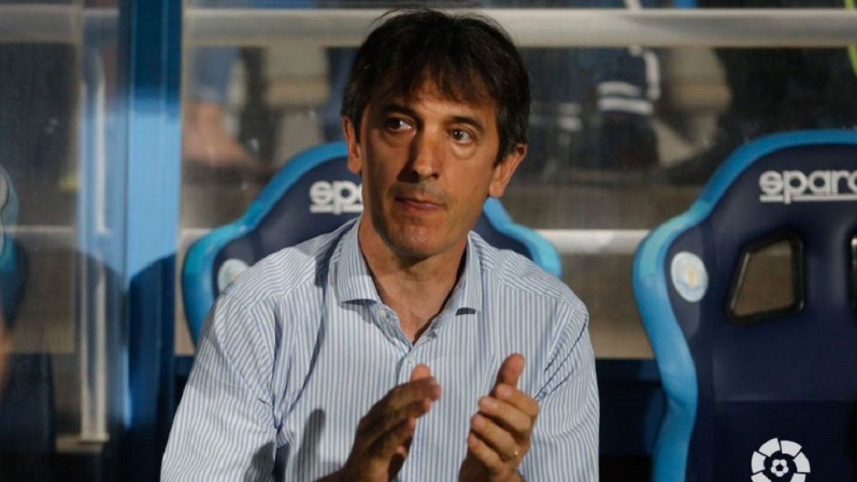 Pacheta aplaude en el banquillo de Ibiza. / LALIGA