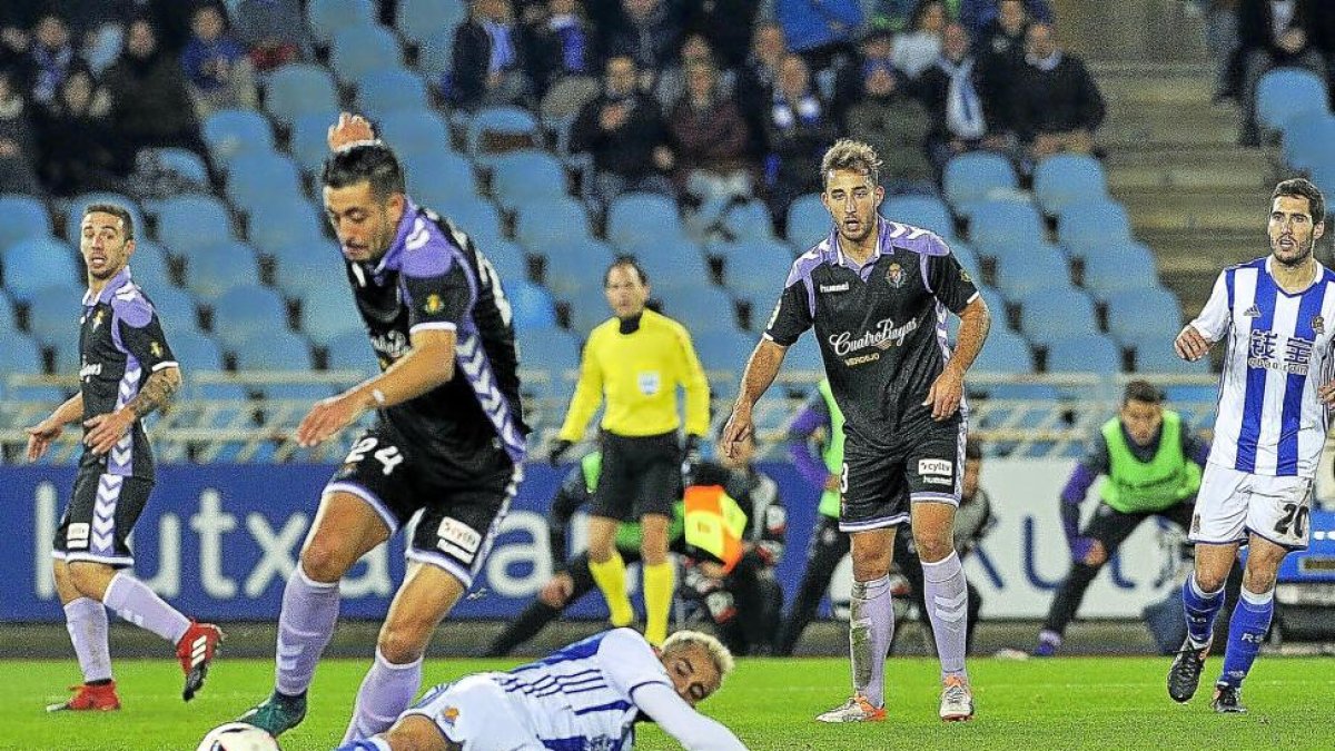 Álex Pérez intenta llevarse el balón ante la presencia de Juanmi en el partido de Copa frente a la Real Sociedad.-ARABA PRESS