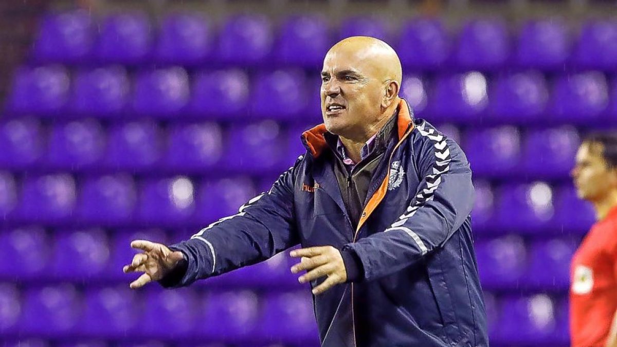 Luis César da instrucciones a sus jugadores durante el partido del pasado miércoles.-J.M. LOSTAU