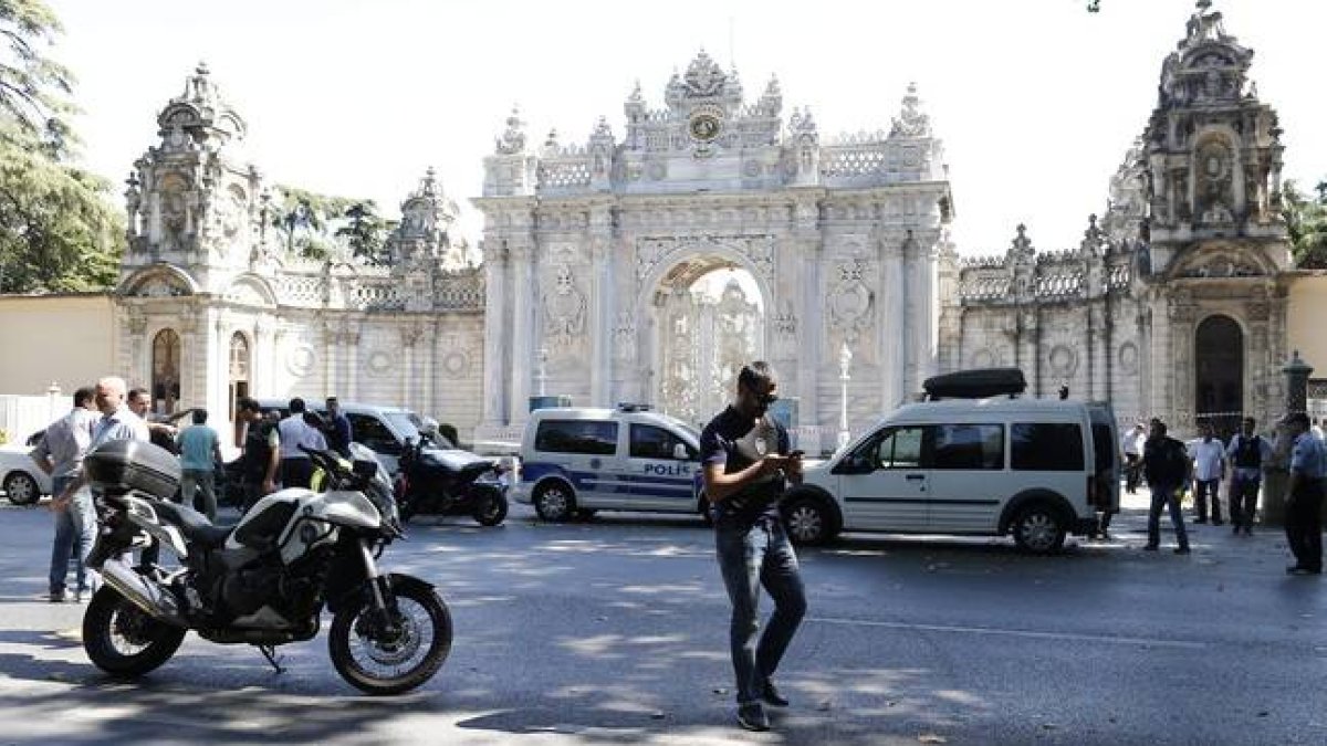Policías turcos acordonan los alrededores del Palacio de Dolmabahçe en Estambul (Turquía), este miércoles 19 de agosto del 2015.-EFE / SEDAT SUNA
